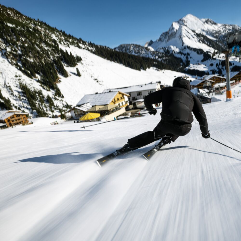 Man die met ski's over de piste gaat